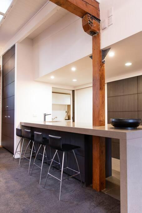 True New York Style Newmarket Loft Apartment Оукланд Екстериор снимка