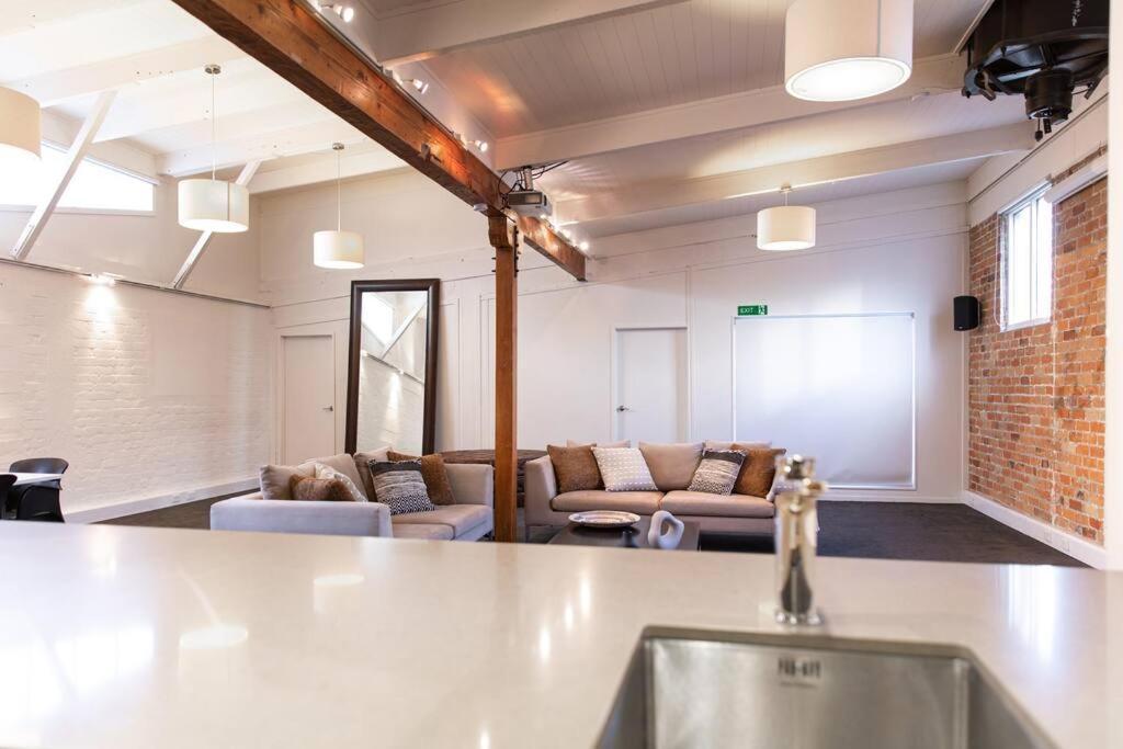 True New York Style Newmarket Loft Apartment Оукланд Екстериор снимка
